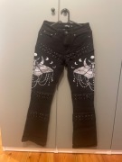 Gothicana jeansy Grace nadruk ćma ćmy wiązane sznurowane goth punk metal