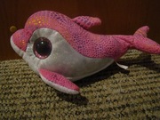 2 różowe pluszaki: delfin i flaming, błyszczące oczy