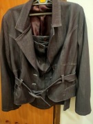 Garsonka w kolorze śliwkowym z krótką spódnicą 