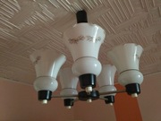 Ładny biało-czarny żyrandol. 