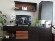 Meble:półka, witryna oraz  komoda. 