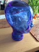 Szklana glowa w kolorze kobaltowym.