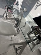 Biurko szklane z chromowanymi nogami – eleganckie, stan bardzo dobry