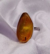 Srebrny pierścionek z bursztynem