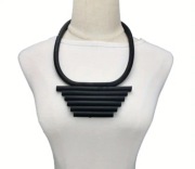 Naszyjnik gotycki futurystyczny w stylu tribal boho czarny gumowy