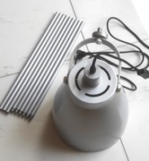 Lampa podłogowa na trójnogu.