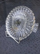 Szklana patera na tort, z rączkami i rantem.