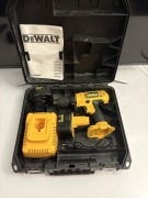 Dewalt 756 wiertarko-wkrętarka, 2 baterie, ładowarka i skrzynka