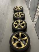 Komplet kół R17 225/45 5x120 BMW. Felgi po renowacji, kolor złoty.