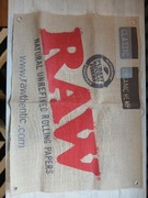 Baner RAW. Wymiary około 40 cm na 60 cm. 