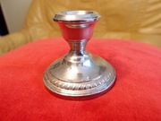 Śliczny srebrny świecznik  (625)