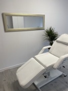 Fotel kosmetyczny biały hydrauliczny