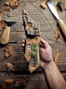 Rzeźba w drewnie baśniowy domek ozdoba  prezent kora agroturystyka  1