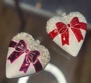 Dwie szklane bombki w kształcie serca