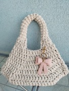 Torebka Trapez crochet ręcznie robiona, z brelokiem 