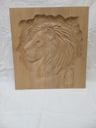 Płaskorzeźba w drewnie „Lew – siła pod powierzchnią spokoju”