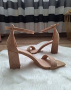 Śliczne beżowe sandały buty na obcasie brązowe zamszowe 40