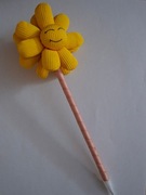 Długopis cienkopis z ozdobą wesołym uśmiechniętym kwiatkiem