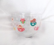 szeroki kubek ze szkła, szklany kubek we wzory, szklaneczka z uchem