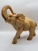 Figurka słonia afrykańskiego z podniesioną trąbą