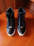 Oryginalne buty na koturni Guess