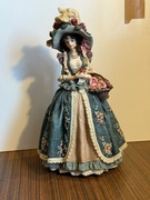 Figurka damy w kapeluszu z koszem kwiatów – styl wiktoriański, 31 cm