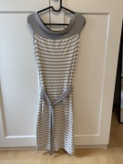 Przylegająca sukienka w szaro-białe paski hiszpanka z paskiem