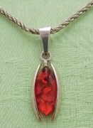 Srebrny wisiorek próba 925 z naturalnym bursztynem na srebrnym łańcuszku 48