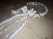 Wianuszek komunijny biało złoty z ozdobą świecy 