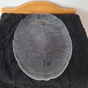 Szklana patera w kształcie liścia 