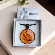 Amulet Lew – żywiczny naszyjnik z symbolem zodiaku 