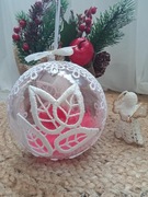 BOMBKA NIETŁUKĄCA RĘKODZIEŁO DIY handmade NA SZYDEŁKU biała z piórkiem