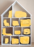 Biały regał - domek