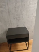 Czarny stolik nocny IKEA Vikhammer