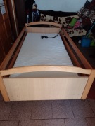 Łóżko rehabilitacyjne z materacem i pilotem.