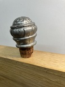 korek do wina ozdobny starusienki. korek i metal. metal moze cyna/ołów