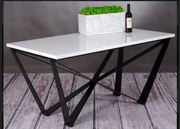 Nowoczesny stół z blatem z konglomeratu kwarcowego