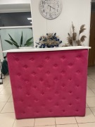 różowa recepcja do salonu