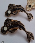 Przypinka karp koi czarny