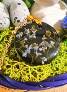 Naszyjnik z niezapominajkami w żywicy – łańcuszek ze stali nierdzewnej