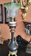 Stara stojaca lampa naftowa z tulipanem