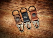 Skórzany brelok męski – ręcznie wykonany, wytrzymały, prezent dla niego