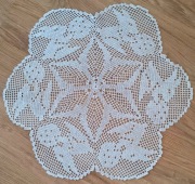 Serweta wielkanocna na szydełku ręcznie robiona dekoracja stołu. 74 cm