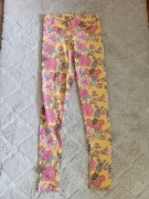 Zolte spodnie w kwiatki