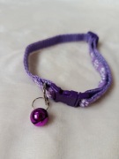 Fioletowa Obroża dla Kota z Dzwoneczkiem – Wzór w Łapki