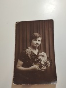 Herstoria, portret kobiety z kwiatem bzu , rok 1929