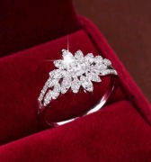 Elegancki damski pierścionek z cyrkonii sześciennej w kształcie kwiatu.  