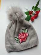 Czapka damska z pomponem z różą 