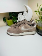 Buty Nike Air Force 1 '07 LV8 w kolorystyce Mink Brown/Sail R.42,5 Tanio!