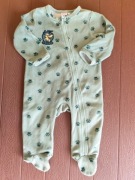 16. Zielony pajacyk w łapki polar rozmiar 68